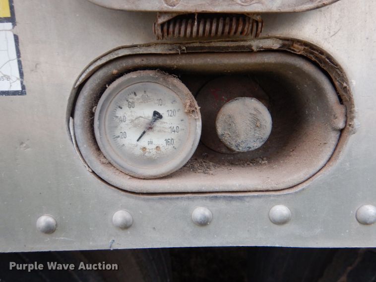 image for item DJ0767 2003 Merritt Gold Line  livestock trailer