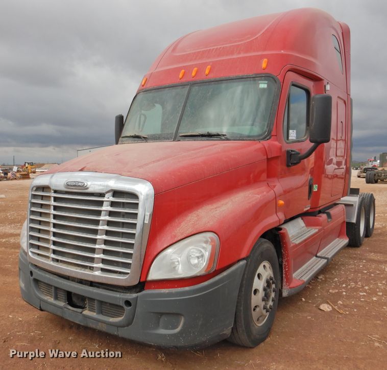 image for item DJ8327 2012 Freightliner Cascadia 125  semi truck