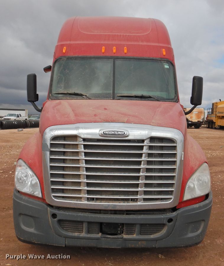 image for item DJ8327 2012 Freightliner Cascadia 125  semi truck