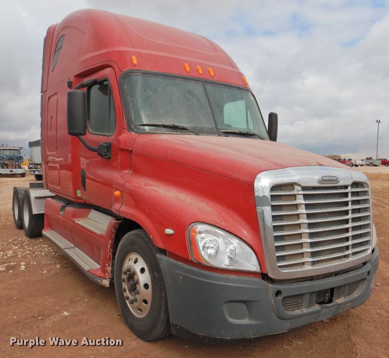 image for item DJ8327 2012 Freightliner Cascadia 125  semi truck