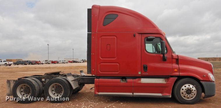 image for item DJ8327 2012 Freightliner Cascadia 125  semi truck