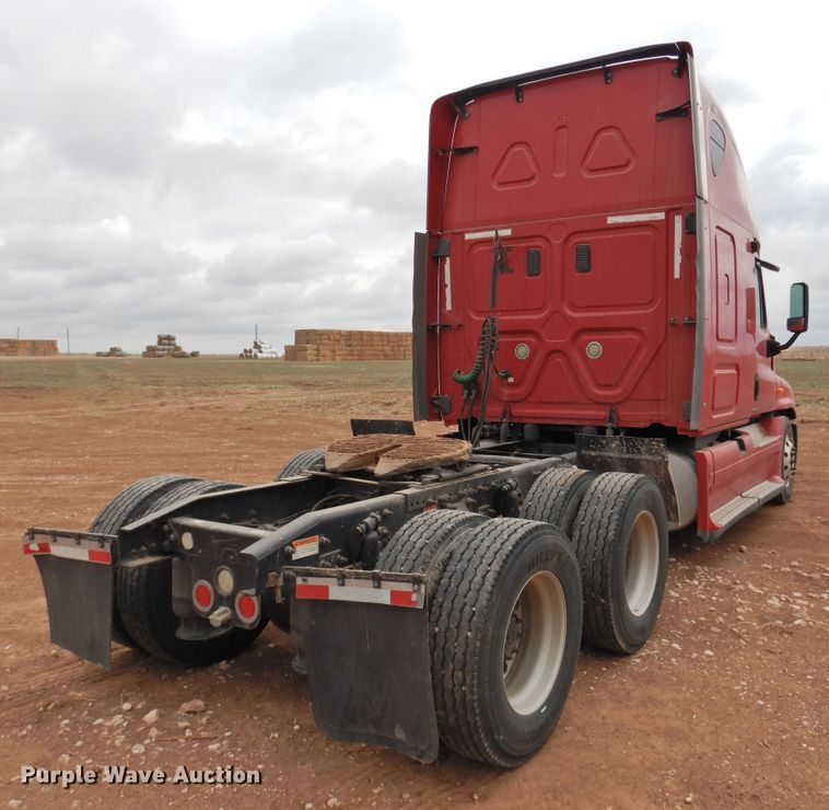 image for item DJ8327 2012 Freightliner Cascadia 125  semi truck