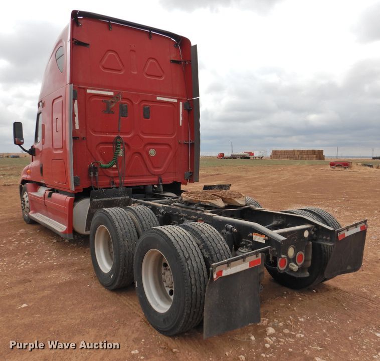 image for item DJ8327 2012 Freightliner Cascadia 125  semi truck