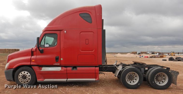 image for item DJ8327 2012 Freightliner Cascadia 125  semi truck