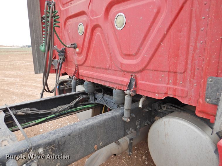 image for item DJ8327 2012 Freightliner Cascadia 125  semi truck