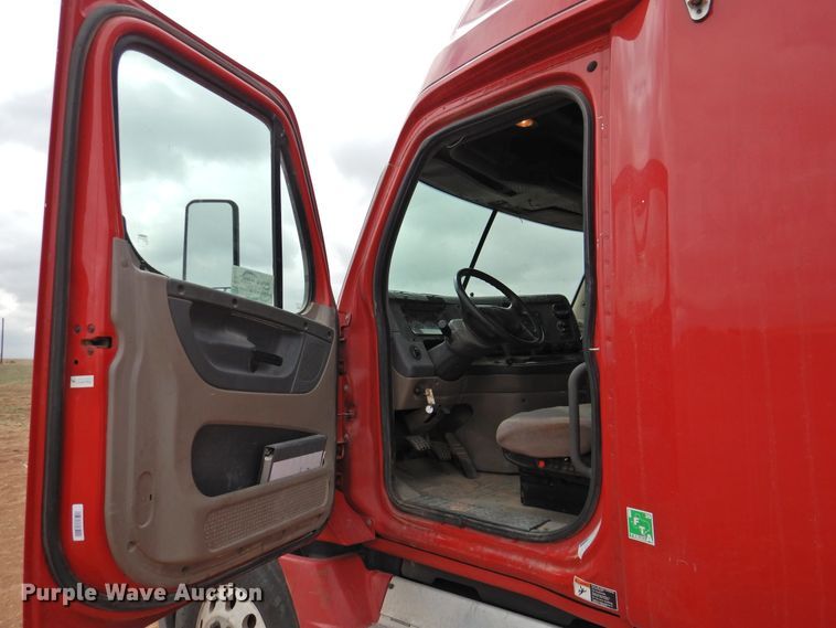 image for item DJ8327 2012 Freightliner Cascadia 125  semi truck