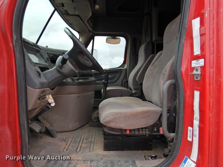 image for item DJ8327 2012 Freightliner Cascadia 125  semi truck