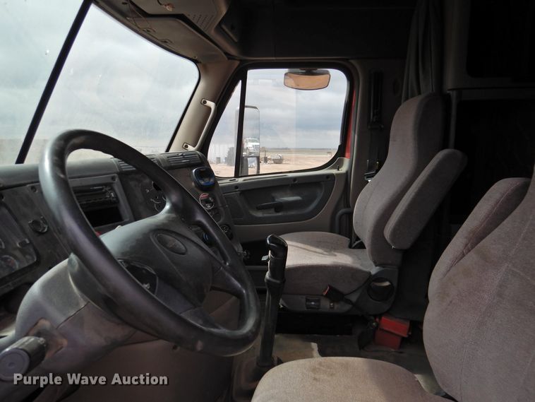 image for item DJ8327 2012 Freightliner Cascadia 125  semi truck