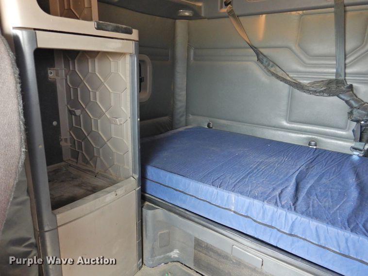 image for item DJ8327 2012 Freightliner Cascadia 125  semi truck