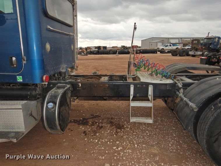 image for item DJ8328 2011 Peterbilt 367  semi truck