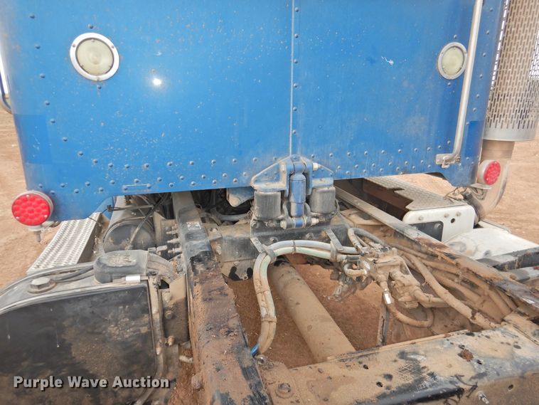 image for item DJ8328 2011 Peterbilt 367  semi truck