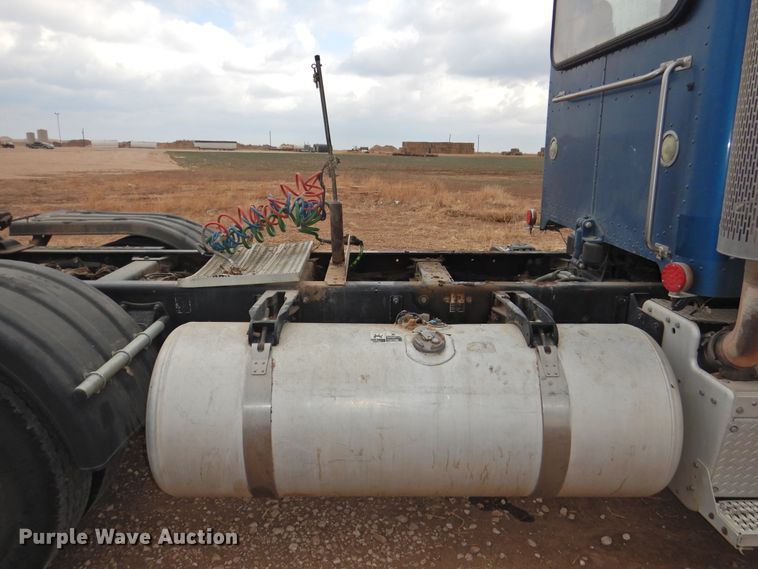 image for item DJ8328 2011 Peterbilt 367  semi truck