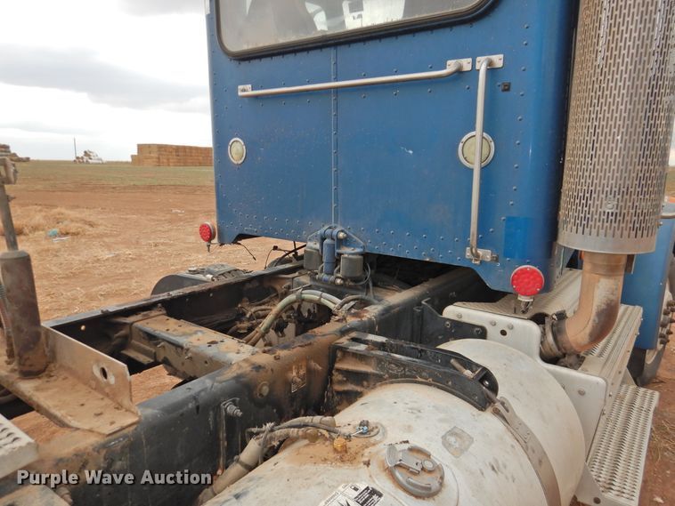 image for item DJ8328 2011 Peterbilt 367  semi truck