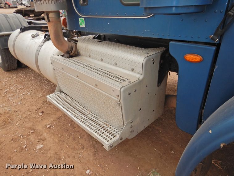 image for item DJ8328 2011 Peterbilt 367  semi truck