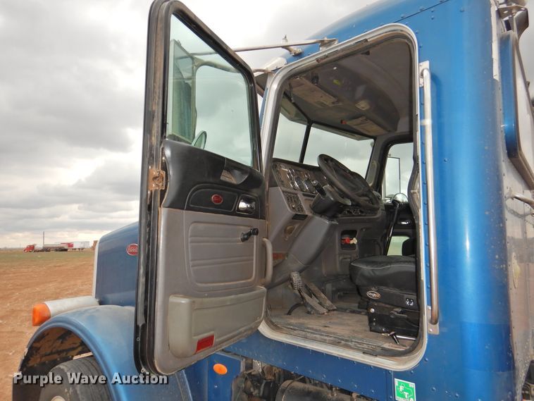 image for item DJ8328 2011 Peterbilt 367  semi truck