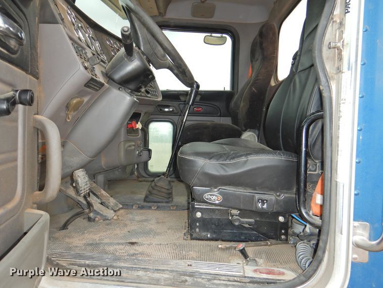 image for item DJ8328 2011 Peterbilt 367  semi truck