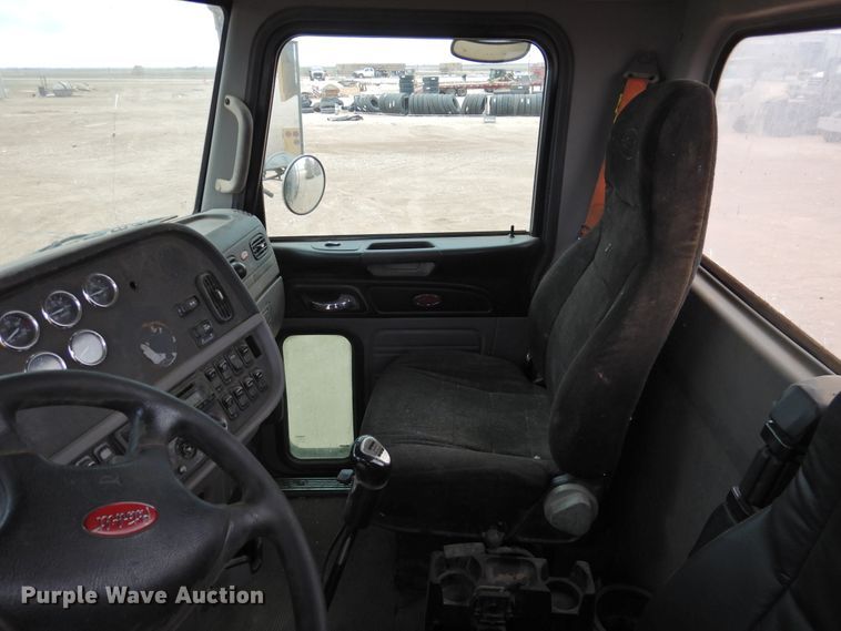 image for item DJ8328 2011 Peterbilt 367  semi truck
