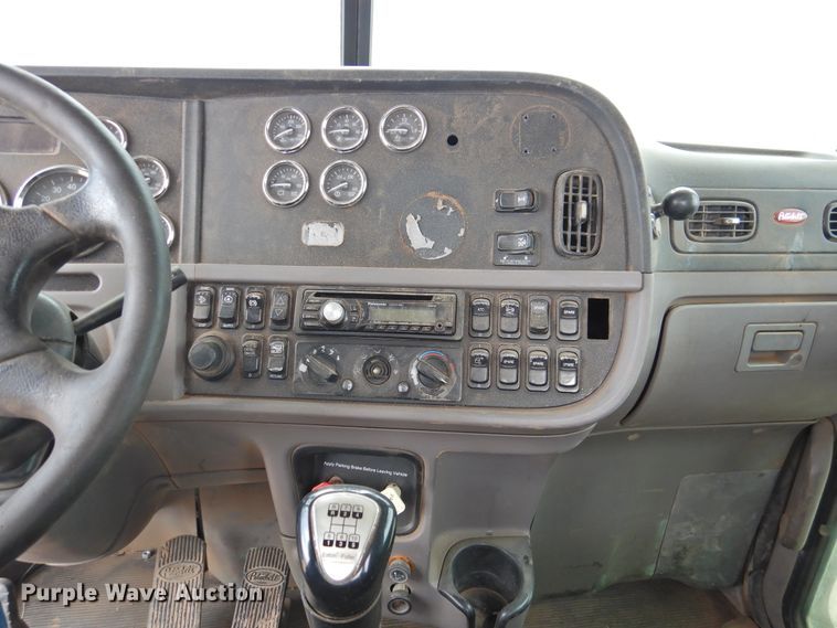image for item DJ8328 2011 Peterbilt 367  semi truck