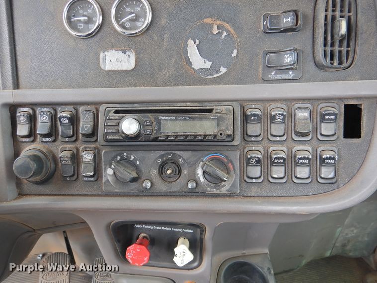 image for item DJ8328 2011 Peterbilt 367  semi truck