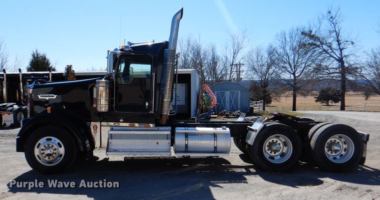 image for item DJ8672 2009 Kenworth W900  semi truck