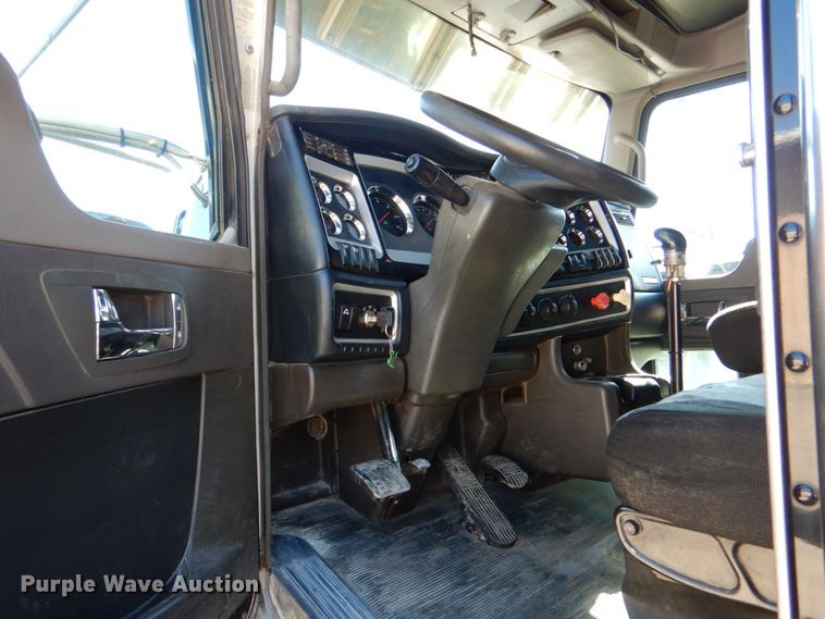 image for item DJ8672 2009 Kenworth W900  semi truck