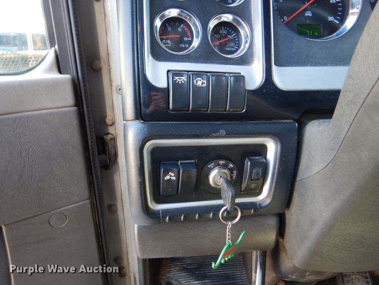 image for item DJ8672 2009 Kenworth W900  semi truck