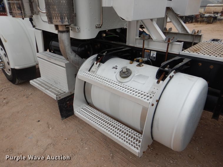 image for item DJ8822 2009 Peterbilt 388  semi truck