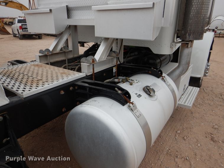 image for item DJ8822 2009 Peterbilt 388  semi truck