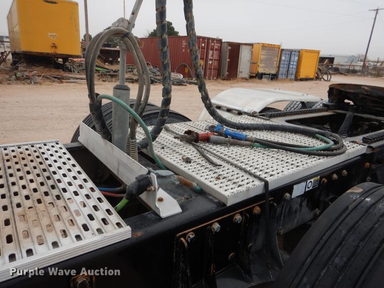 image for item DJ8822 2009 Peterbilt 388  semi truck