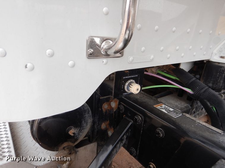 image for item DJ8822 2009 Peterbilt 388  semi truck