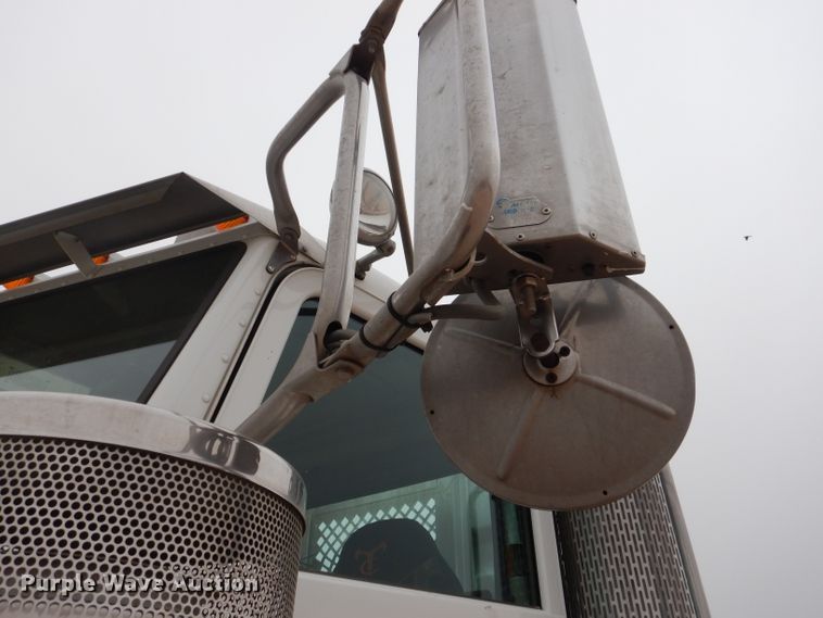 image for item DJ8822 2009 Peterbilt 388  semi truck