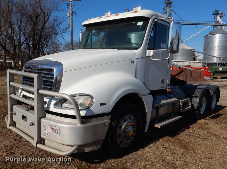 image for item DL2218 2007 Freightliner Columbia 120  semi truck