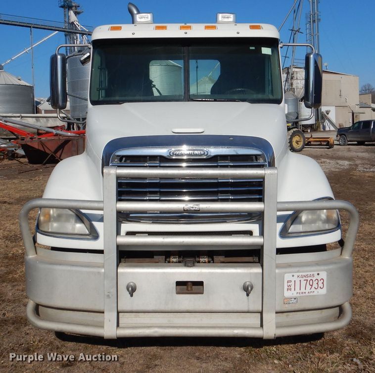 image for item DL2218 2007 Freightliner Columbia 120  semi truck