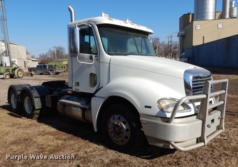 image for item DL2218 2007 Freightliner Columbia 120  semi truck