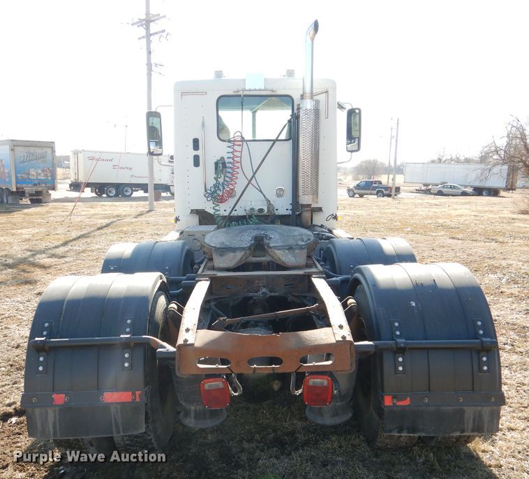 image for item DL2218 2007 Freightliner Columbia 120  semi truck