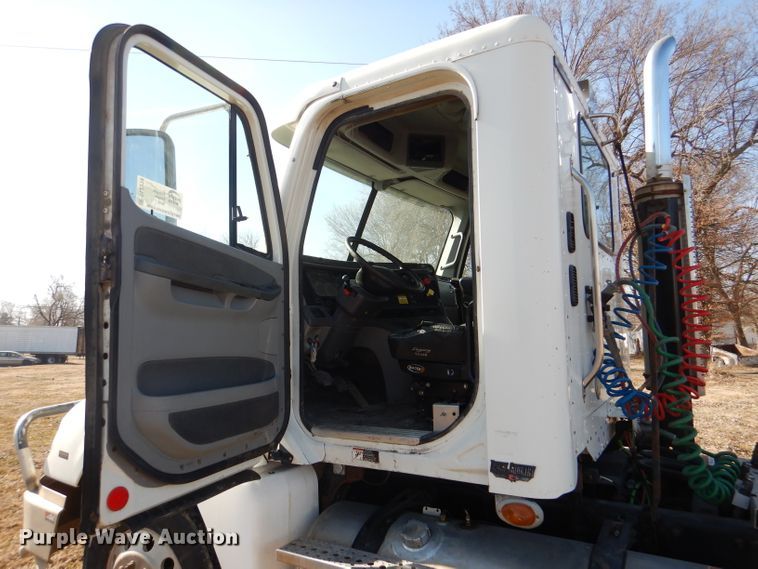 image for item DL2218 2007 Freightliner Columbia 120  semi truck