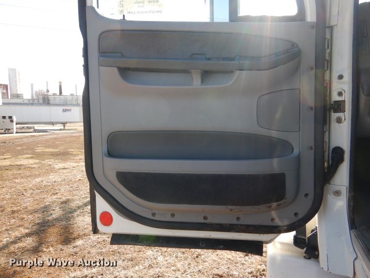 image for item DL2218 2007 Freightliner Columbia 120  semi truck