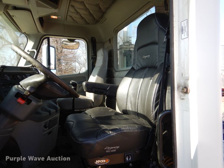 image for item DL2218 2007 Freightliner Columbia 120  semi truck