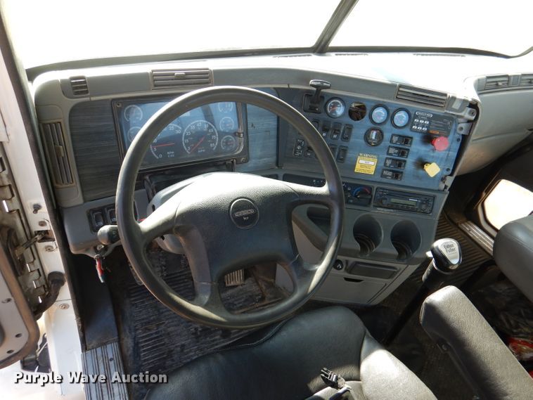 image for item DL2218 2007 Freightliner Columbia 120  semi truck