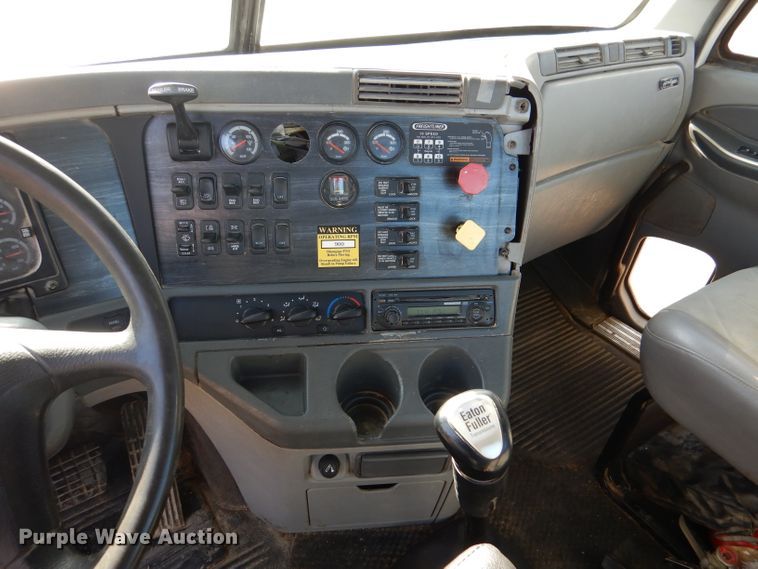 image for item DL2218 2007 Freightliner Columbia 120  semi truck