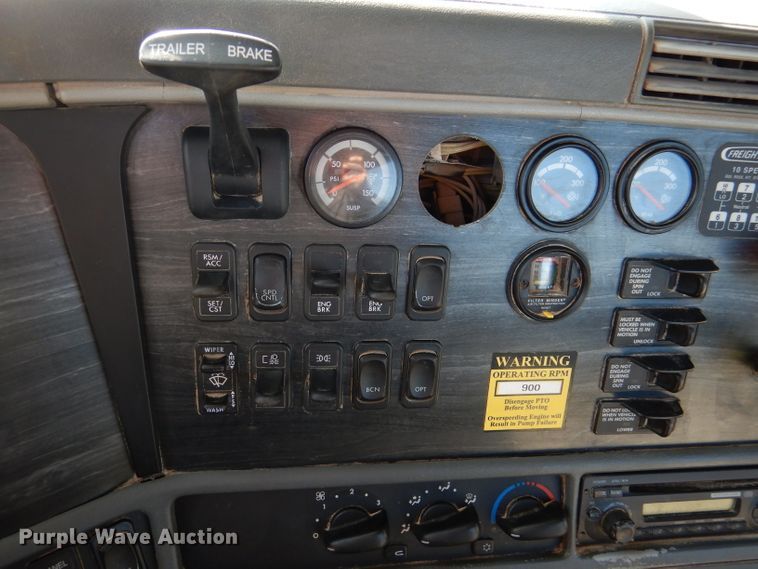 image for item DL2218 2007 Freightliner Columbia 120  semi truck