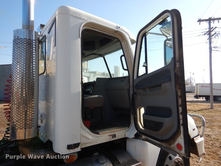 image for item DL2218 2007 Freightliner Columbia 120  semi truck