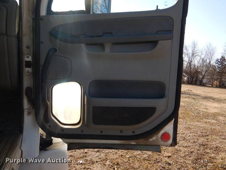 image for item DL2218 2007 Freightliner Columbia 120  semi truck