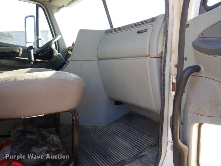 image for item DL2218 2007 Freightliner Columbia 120  semi truck