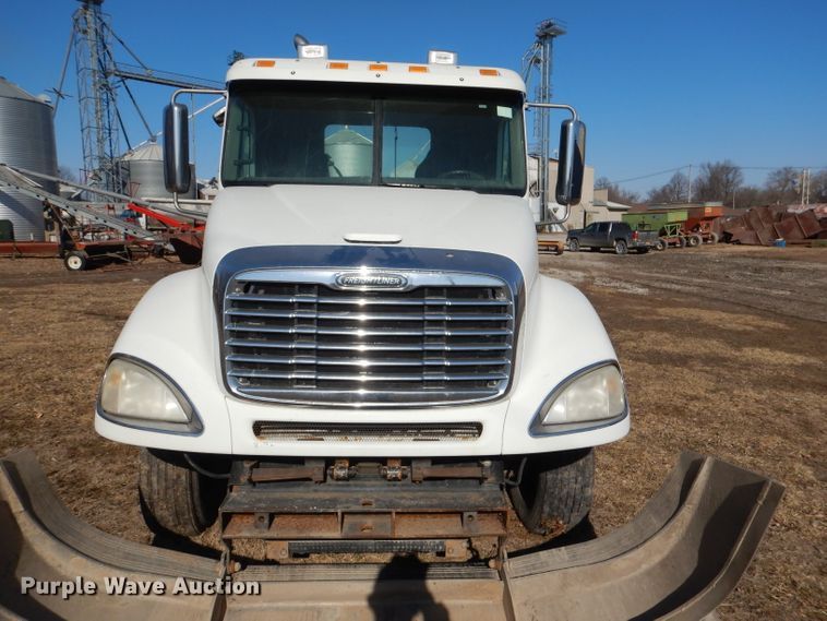 image for item DL2218 2007 Freightliner Columbia 120  semi truck