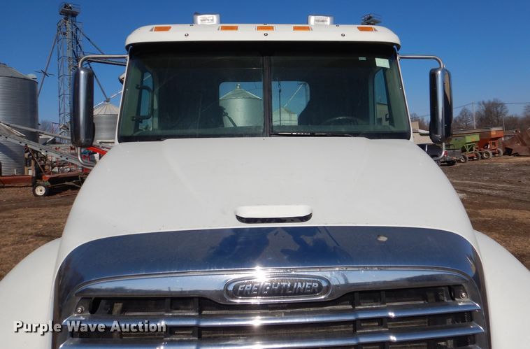 image for item DL2218 2007 Freightliner Columbia 120  semi truck