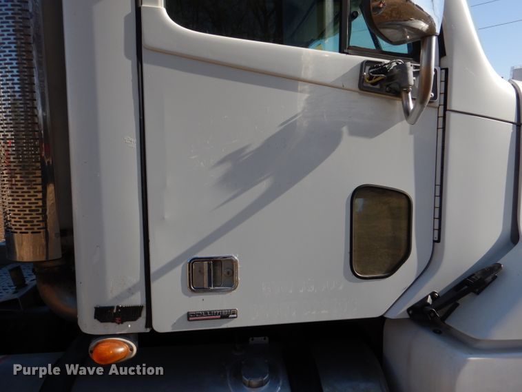 image for item DL2218 2007 Freightliner Columbia 120  semi truck