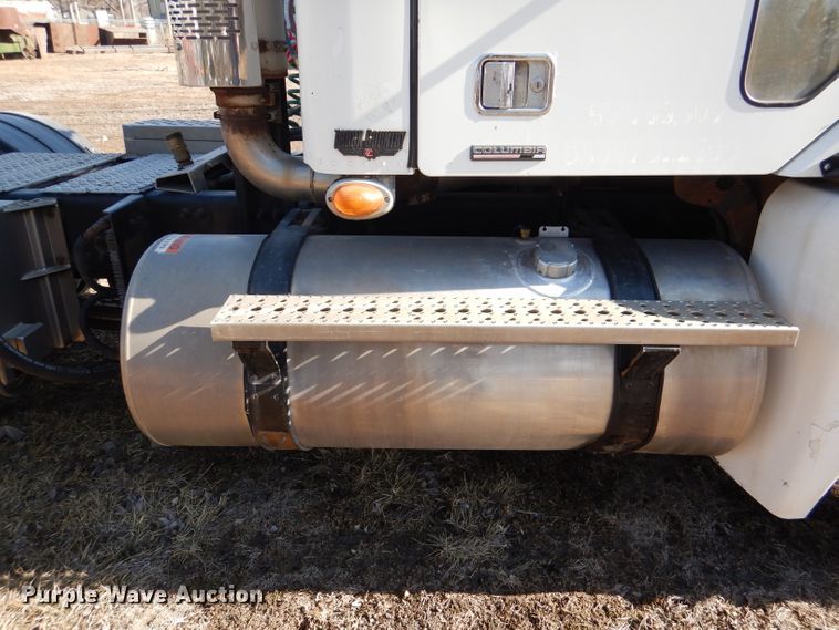 image for item DL2218 2007 Freightliner Columbia 120  semi truck