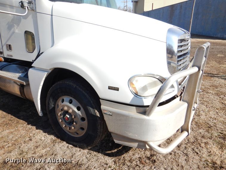image for item DL2218 2007 Freightliner Columbia 120  semi truck