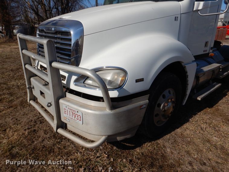 image for item DL2218 2007 Freightliner Columbia 120  semi truck